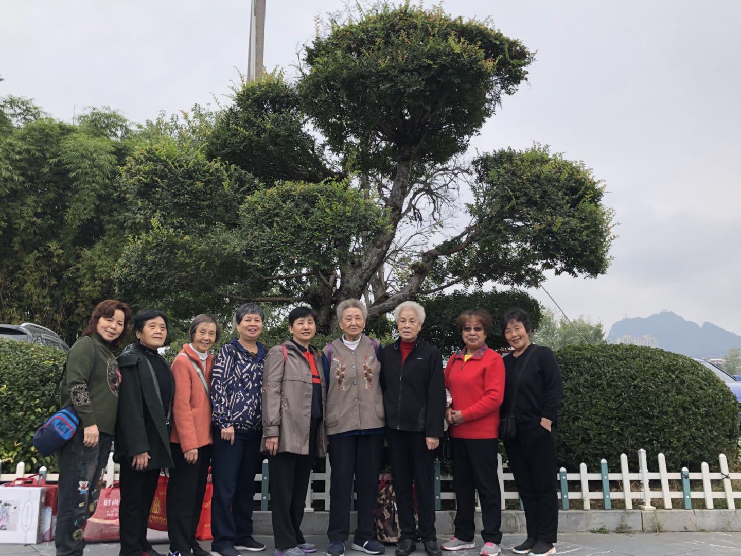 我院组织退休职工开展“敬老月”游园活动