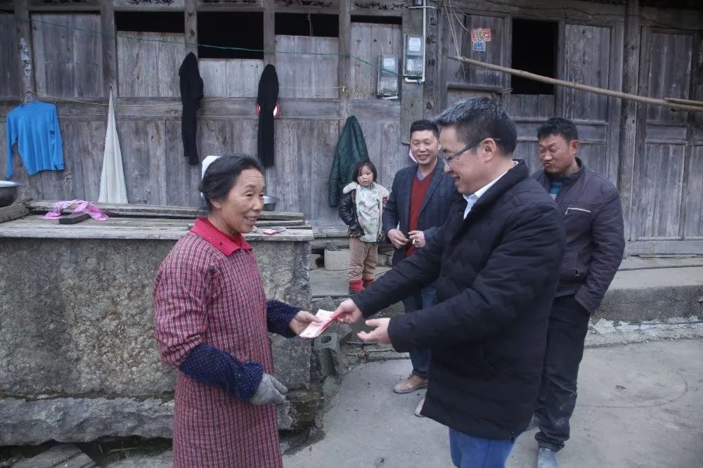 我院深入大土村看望慰问贫困党员和困难群众