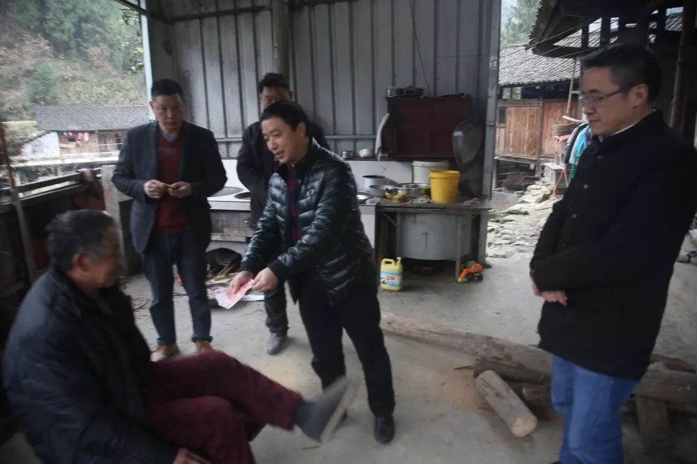 我院深入大土村看望慰问贫困党员和困难群众