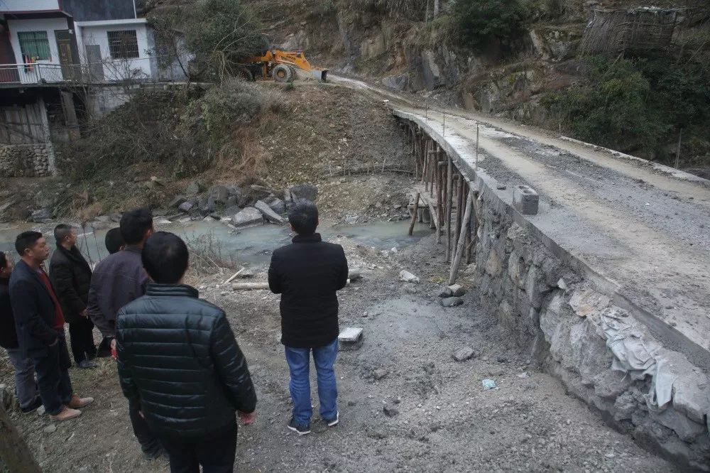 我院深入大土村看望慰问贫困党员和困难群众