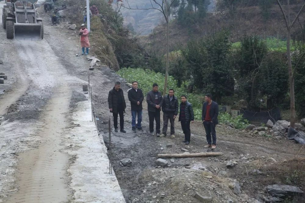 我院深入大土村看望慰问贫困党员和困难群众