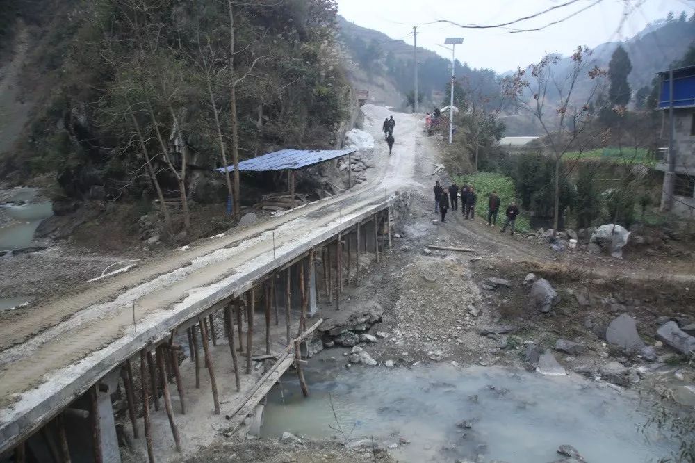 我院深入大土村看望慰问贫困党员和困难群众