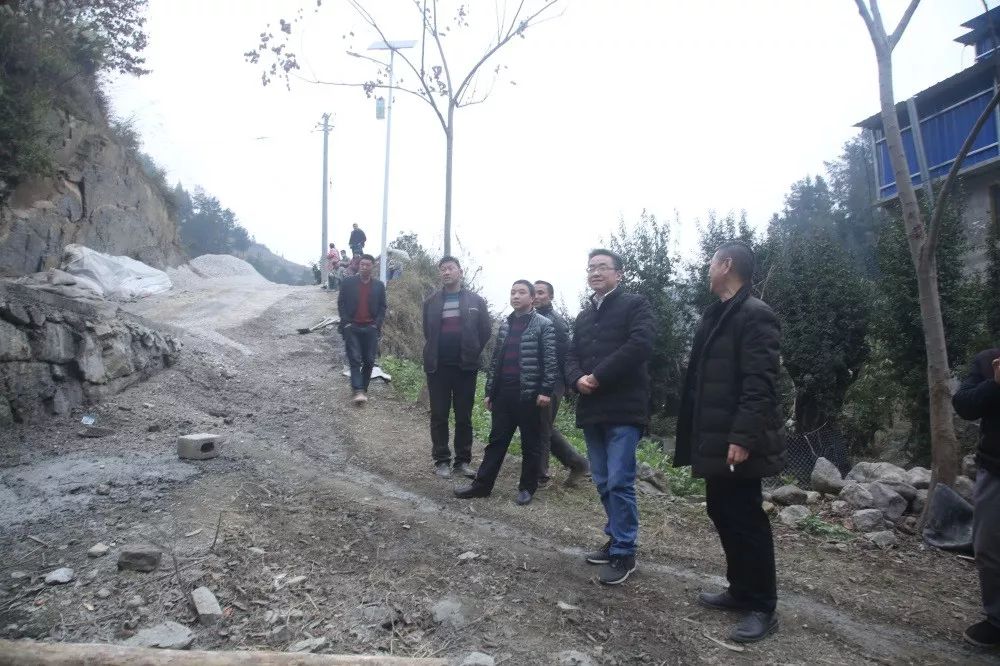 我院深入大土村看望慰问贫困党员和困难群众