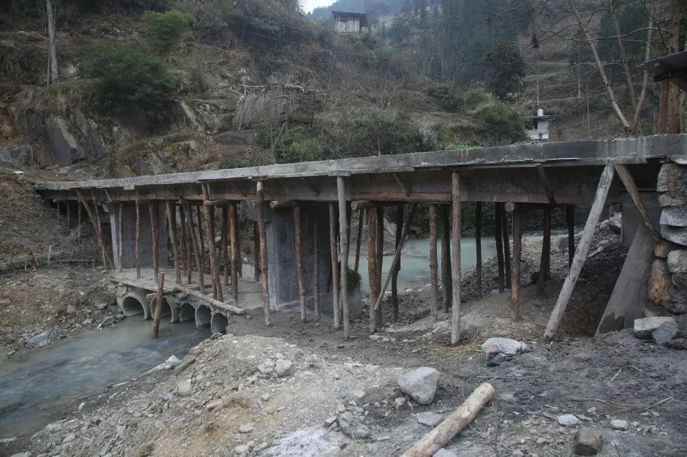 我院深入大土村看望慰问贫困党员和困难群众