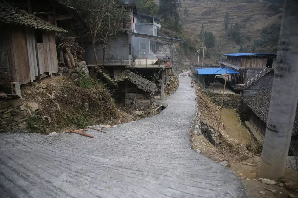 我院深入大土村看望慰问贫困党员和困难群众