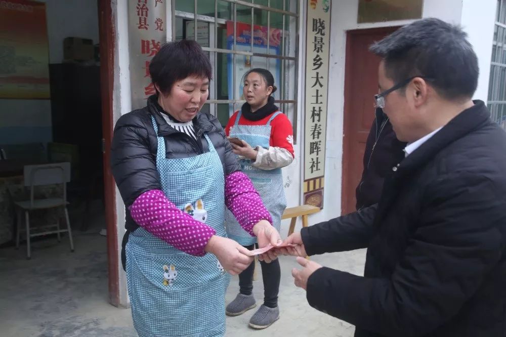 我院深入大土村看望慰问贫困党员和困难群众