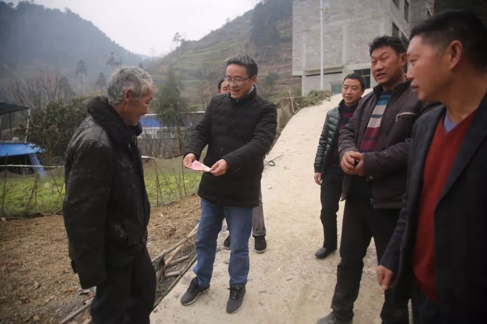 我院深入大土村看望慰问贫困党员和困难群众