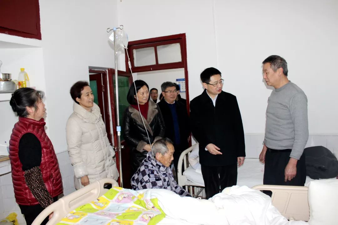 铜仁市委常委、市委组织部部长赵继红深入我院看望慰问离退休老干部