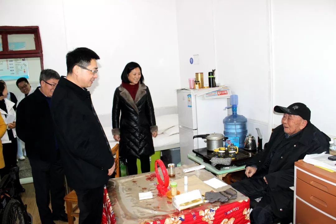 铜仁市委常委、市委组织部部长赵继红深入我院看望慰问离退休老干部