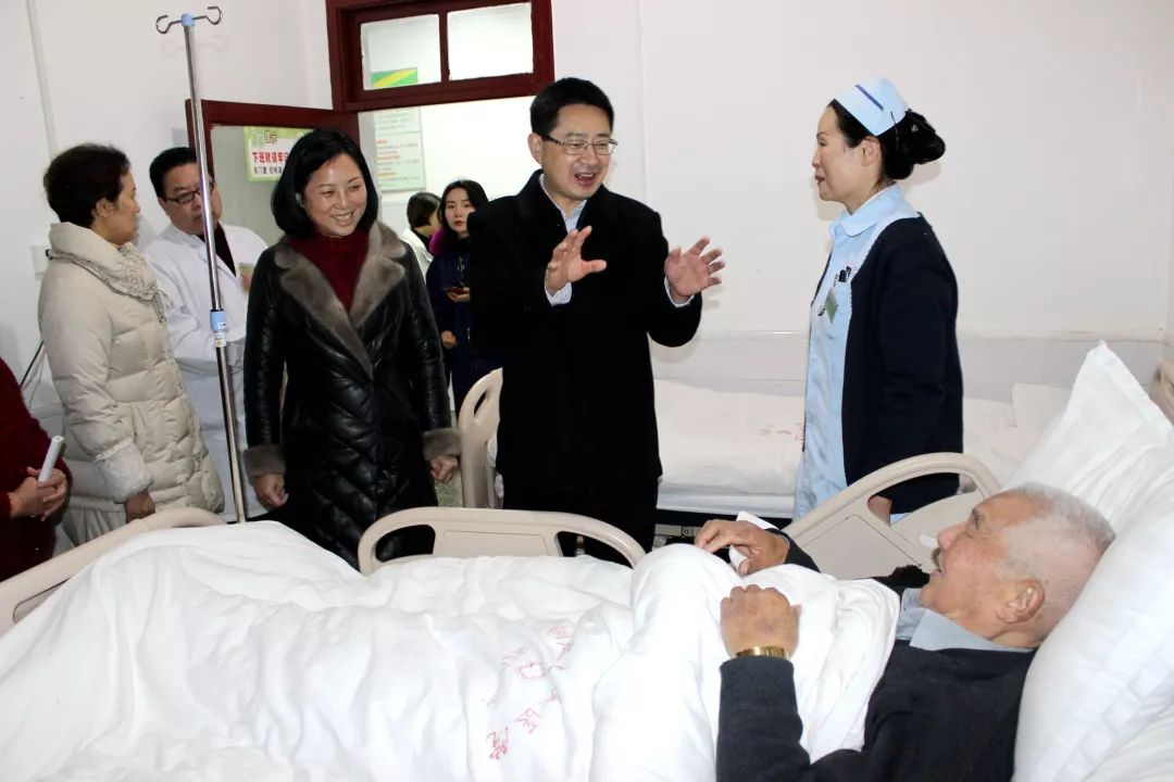 铜仁市委常委、市委组织部部长赵继红深入我院看望慰问离退休老干部