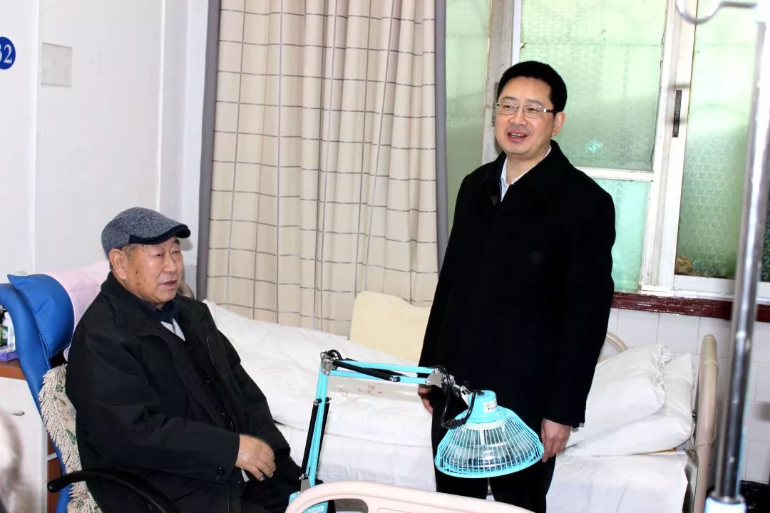 铜仁市委常委、市委组织部部长赵继红深入我院看望慰问离退休老干部