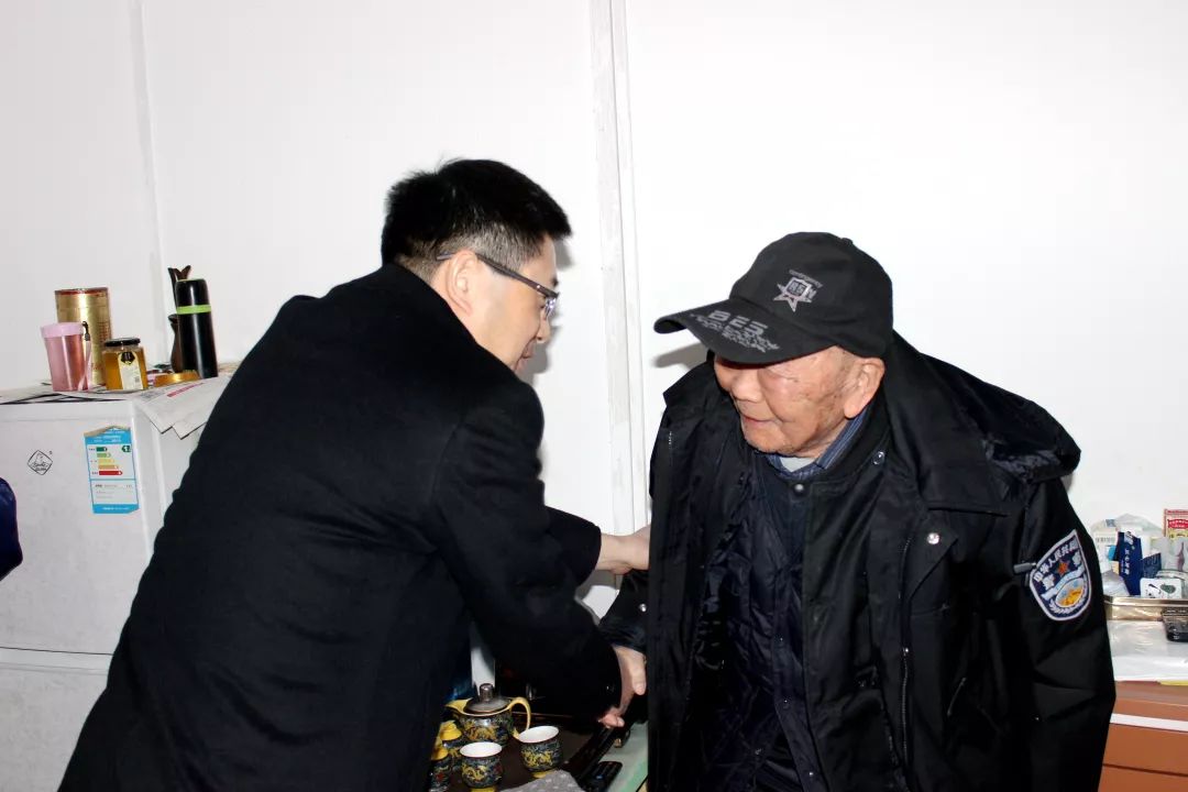 铜仁市委常委、市委组织部部长赵继红深入我院看望慰问离退休老干部