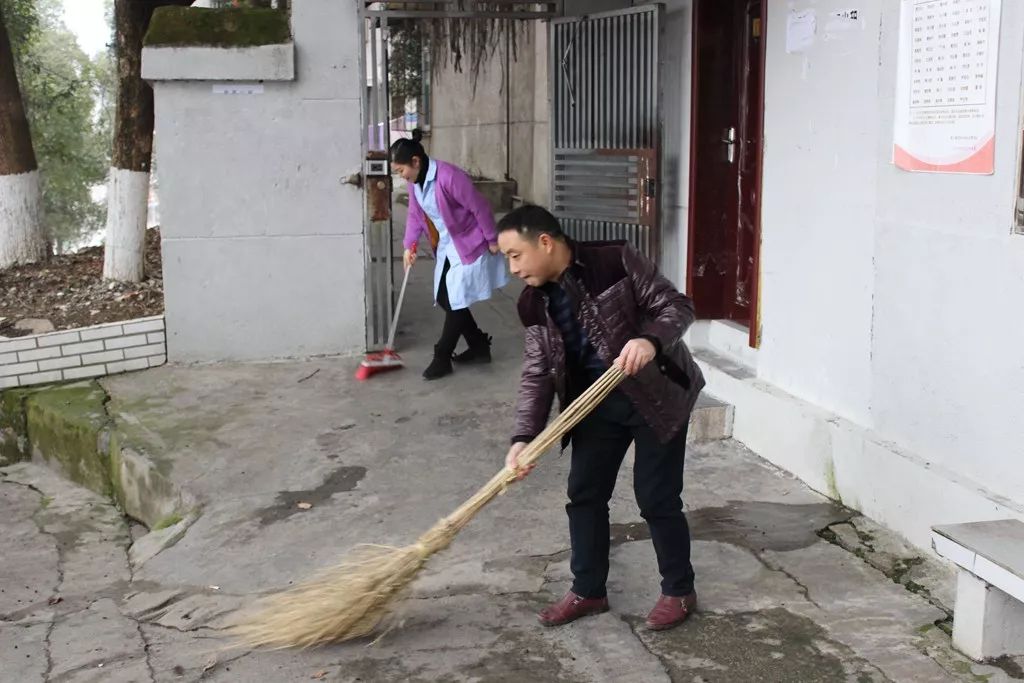 我院开展迎新春爱国卫生运动暨环境大扫除专项行动