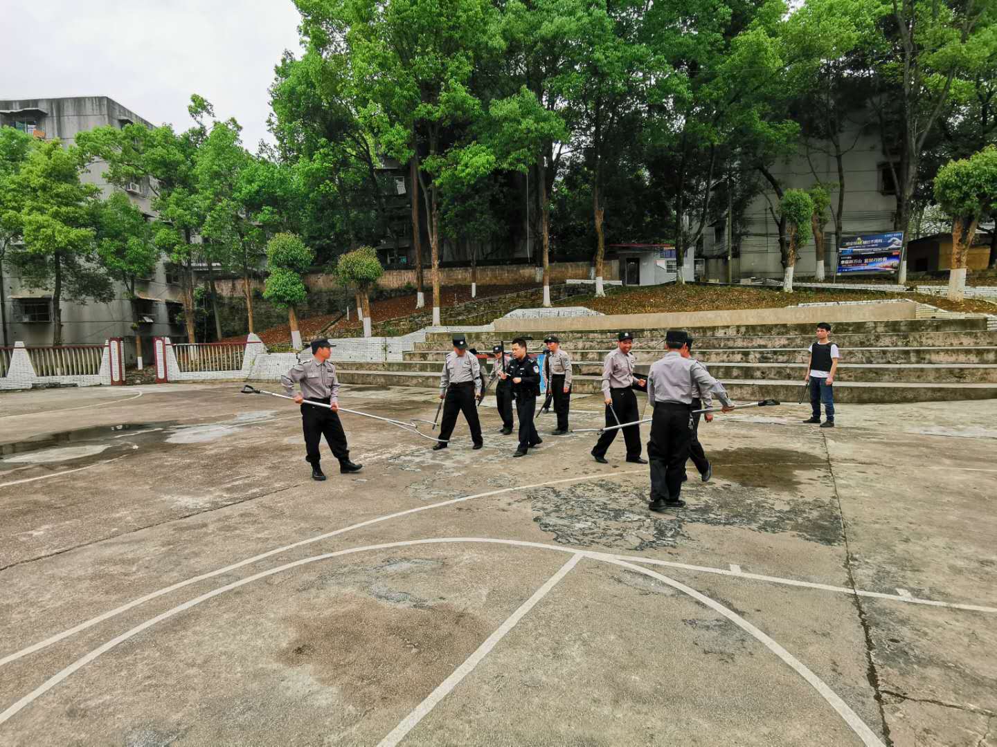 铜仁市妇幼保健院组织开展了反恐防暴技能培训