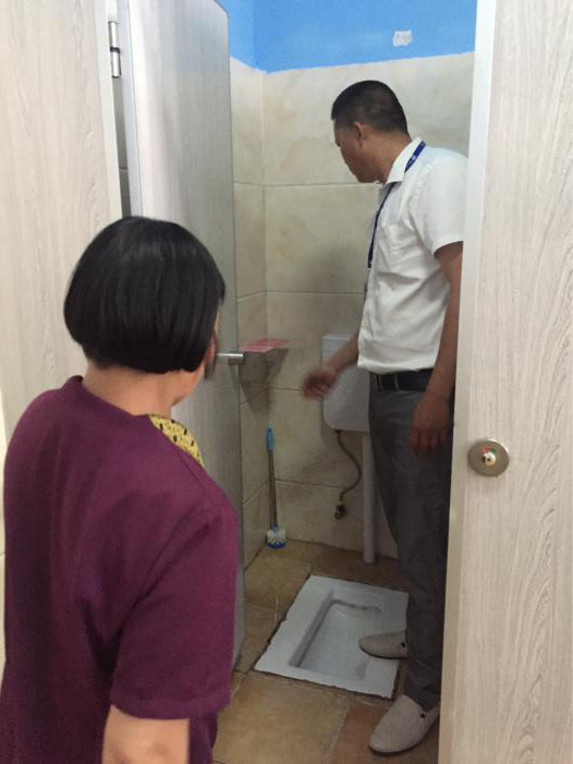 我院驻院物业公司对公共厕所卫生保洁人员进行现场培训