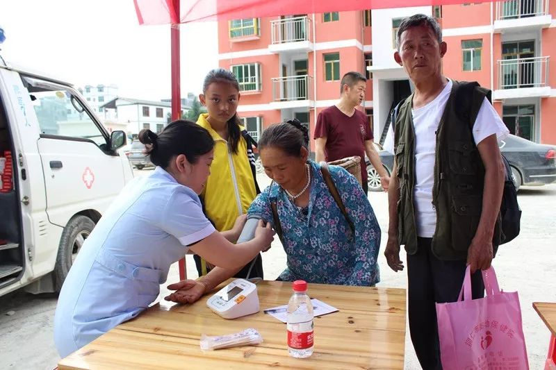 舒萍院长带领专家团队深入沿河县晓景乡开展“送医送药送健康”义诊帮扶活动