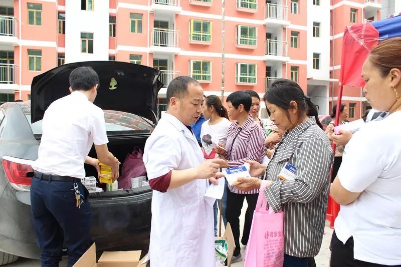 舒萍院长带领专家团队深入沿河县晓景乡开展“送医送药送健康”义诊帮扶活动