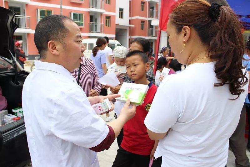 舒萍院长带领专家团队深入沿河县晓景乡开展“送医送药送健康”义诊帮扶活动