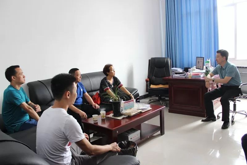 舒萍院长带领专家团队深入沿河县晓景乡开展“送医送药送健康”义诊帮扶活动