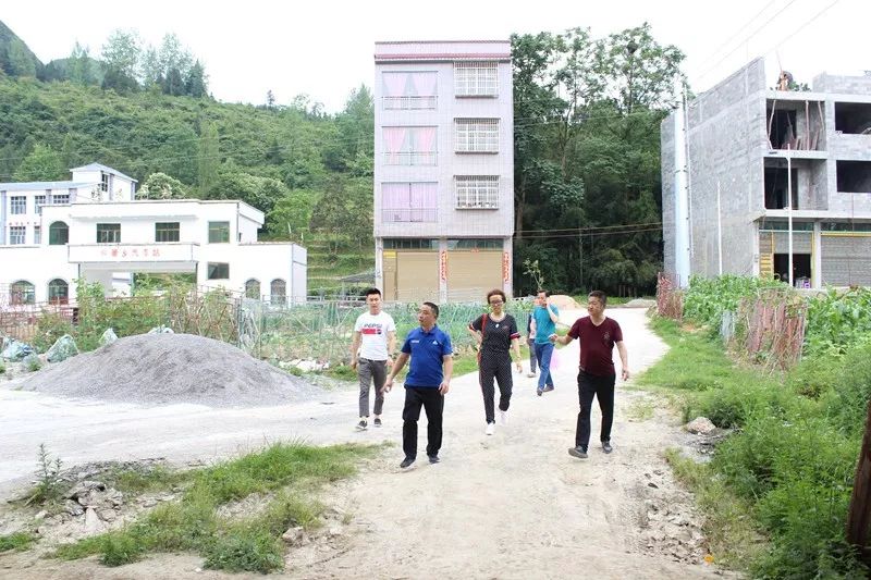 舒萍院长带领专家团队深入沿河县晓景乡开展“送医送药送健康”义诊帮扶活动