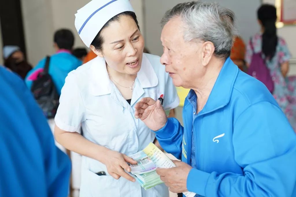 铜仁市妇幼保健院积极开展老年健康宣传周义诊活动