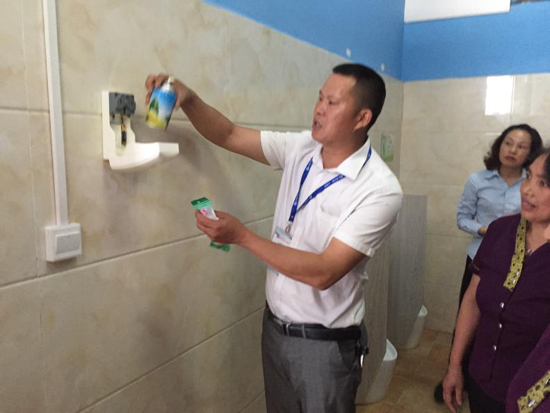 我院驻院物业公司对公共厕所卫生保洁人员进行现场培训