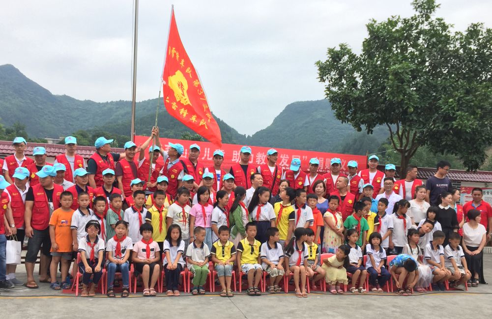 铜仁市妇幼保健院与爱心单位及企业联合开展“情系山村儿童 助力教育发展”捐赠及义诊活动