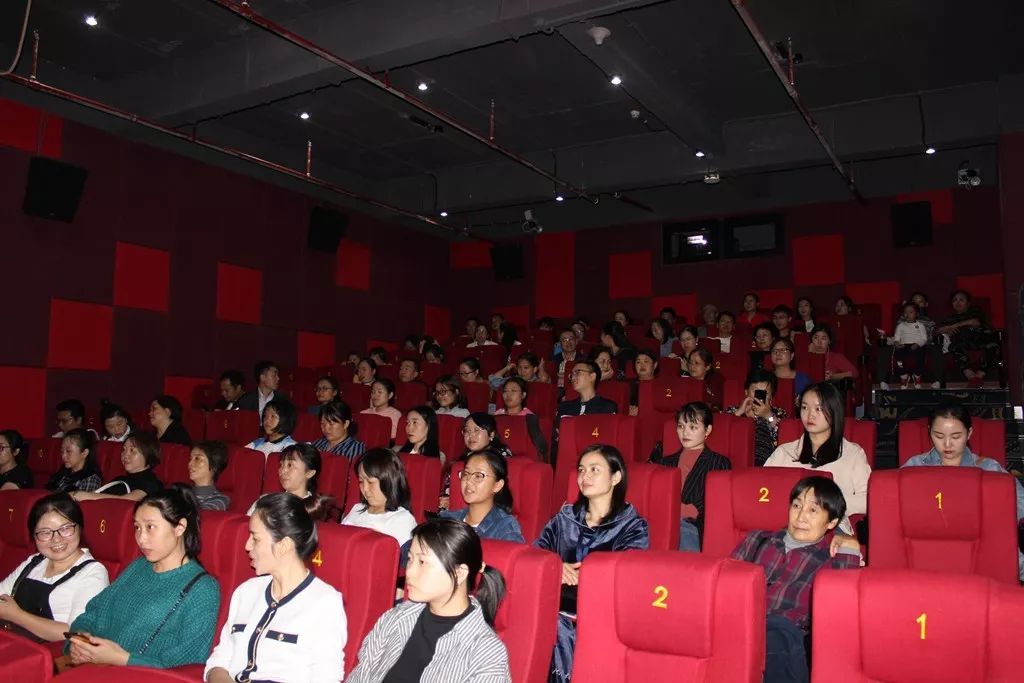 铜仁市妇幼保健院工会组织全院职工观看国庆献礼电影《我和我的祖国》