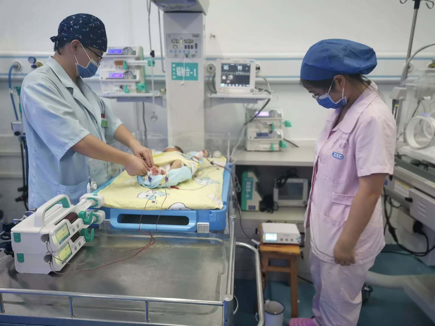 我院开展动静脉同步换血术，抢救一例极重度高胆红血素症新生儿
