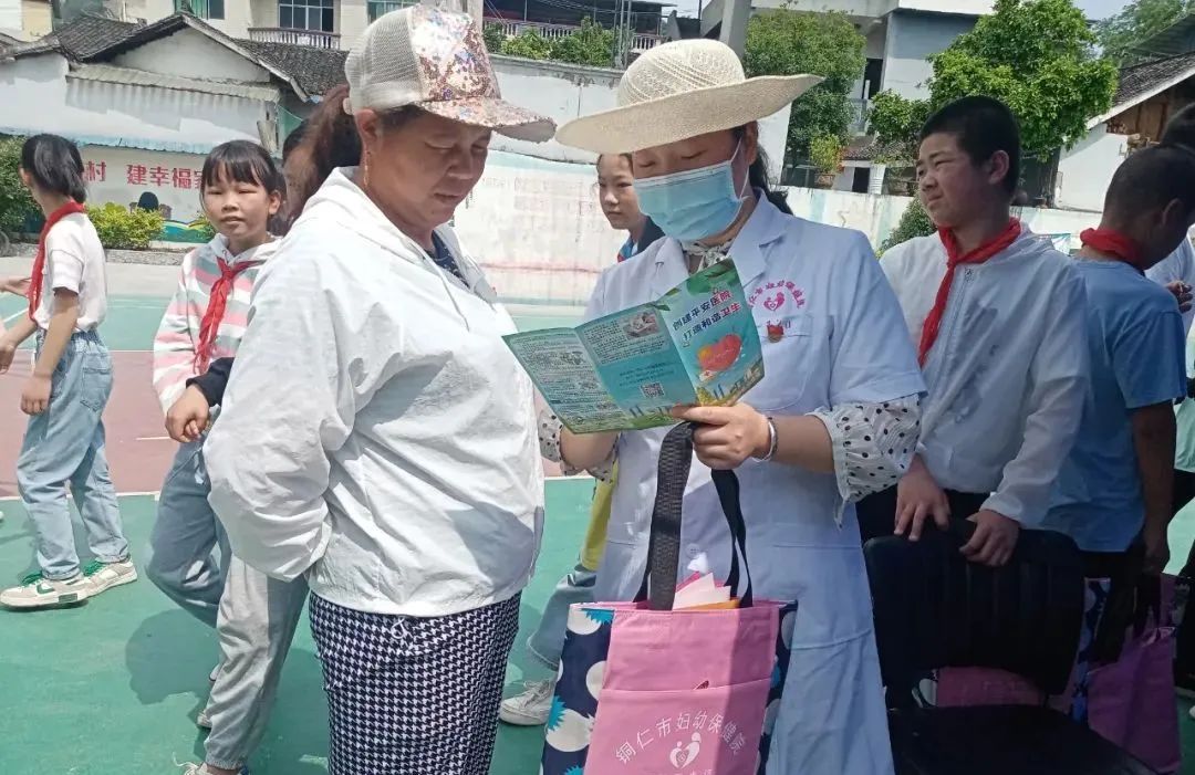 【新闻】田间地头送健康 服务人民展担当