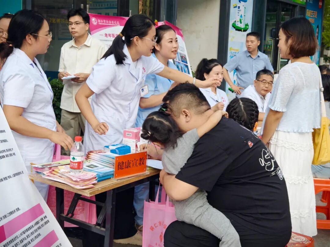 铜仁市妇幼保健院开展“党建+妇幼健康进万家”暨预防出生缺陷日义诊宣传活动