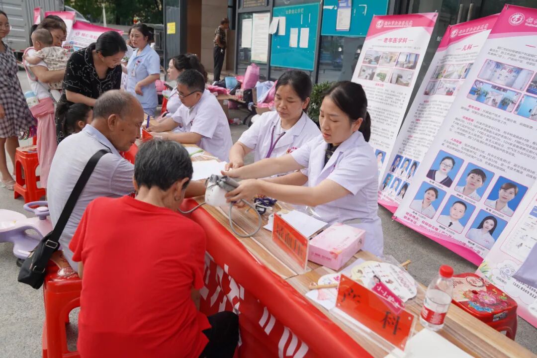 铜仁市妇幼保健院开展“党建+妇幼健康进万家”暨预防出生缺陷日义诊宣传活动