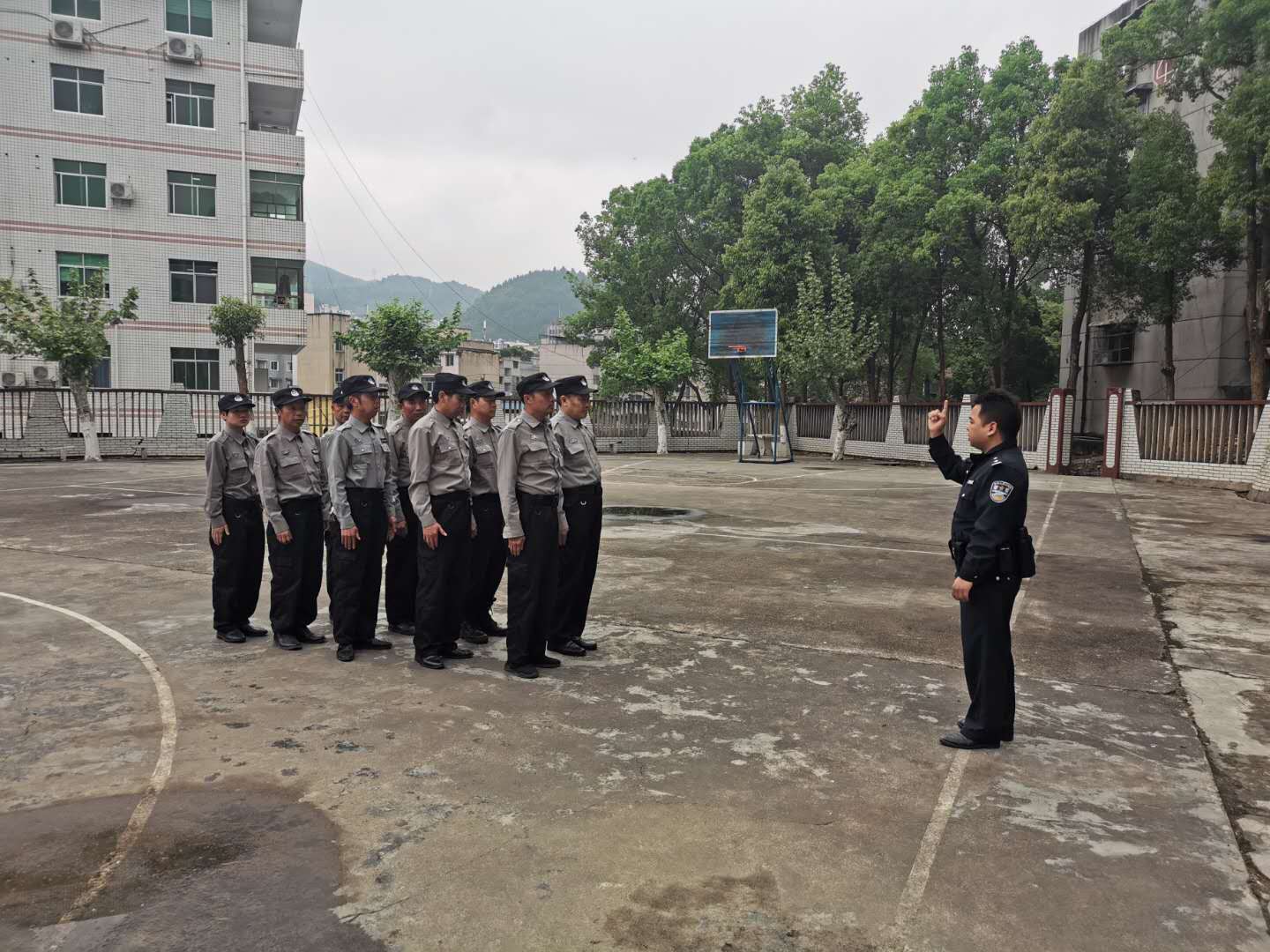 铜仁市妇幼保健院组织开展了反恐防暴技能培训