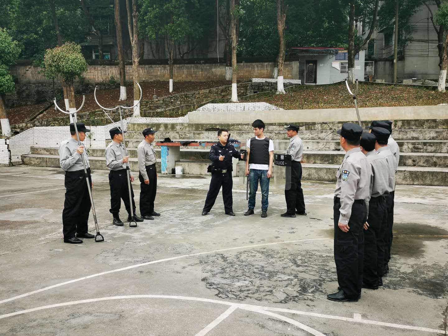 铜仁市妇幼保健院组织开展了反恐防暴技能培训