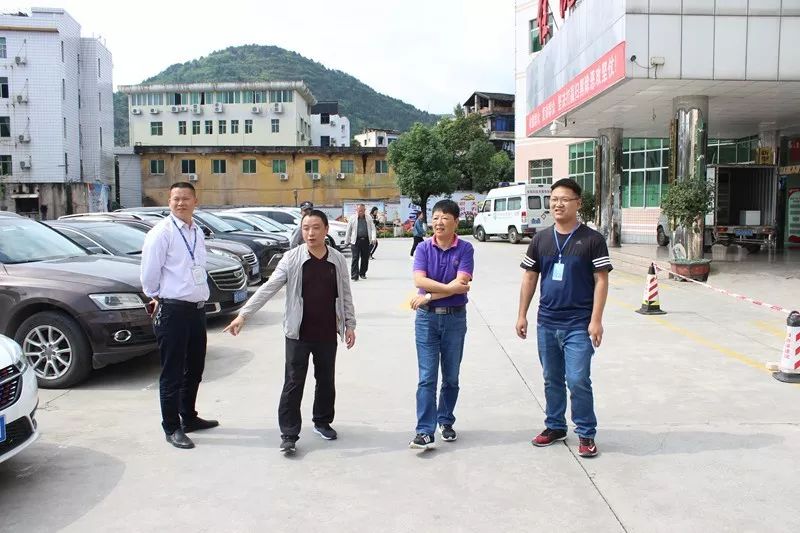 市卫健局调研员李琼一行深入铜仁市妇幼保健院开展创卫督导工作