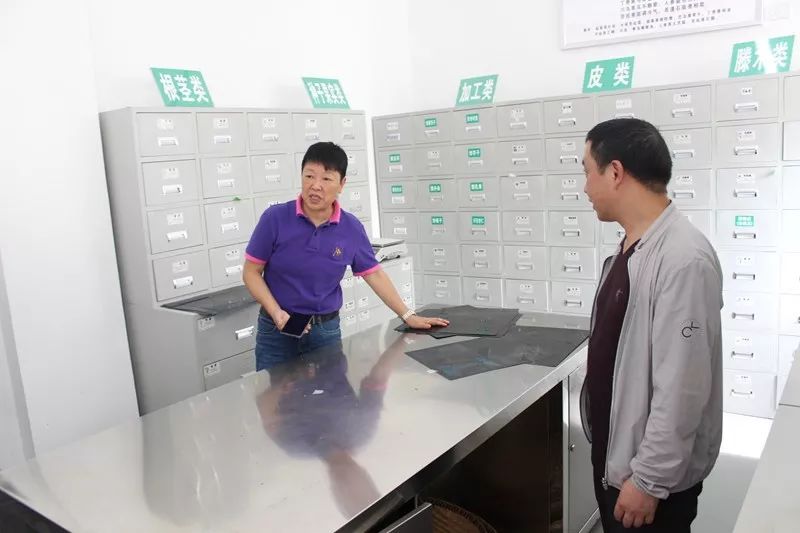 市卫健局调研员李琼一行深入铜仁市妇幼保健院开展创卫督导工作