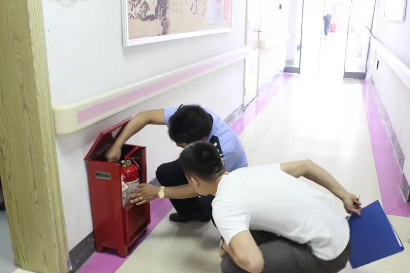 铜仁市妇幼保健院包顺堂副院长率队开展节前安全生产大检查
