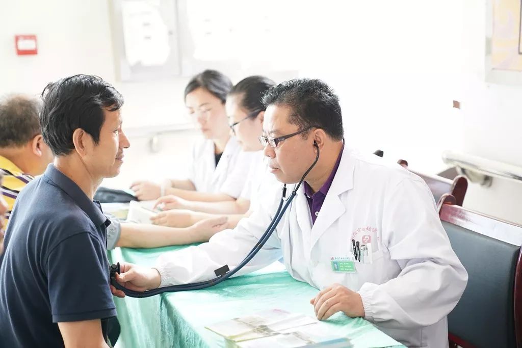 铜仁市妇幼保健院积极开展老年健康宣传周义诊活动