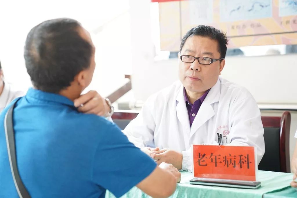 铜仁市妇幼保健院积极开展老年健康宣传周义诊活动