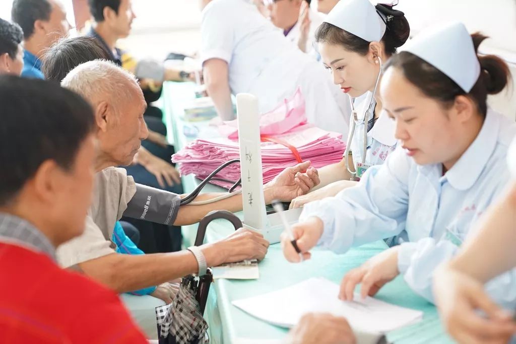 铜仁市妇幼保健院积极开展老年健康宣传周义诊活动