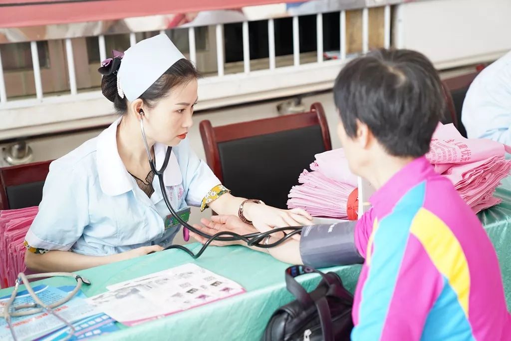 铜仁市妇幼保健院积极开展老年健康宣传周义诊活动