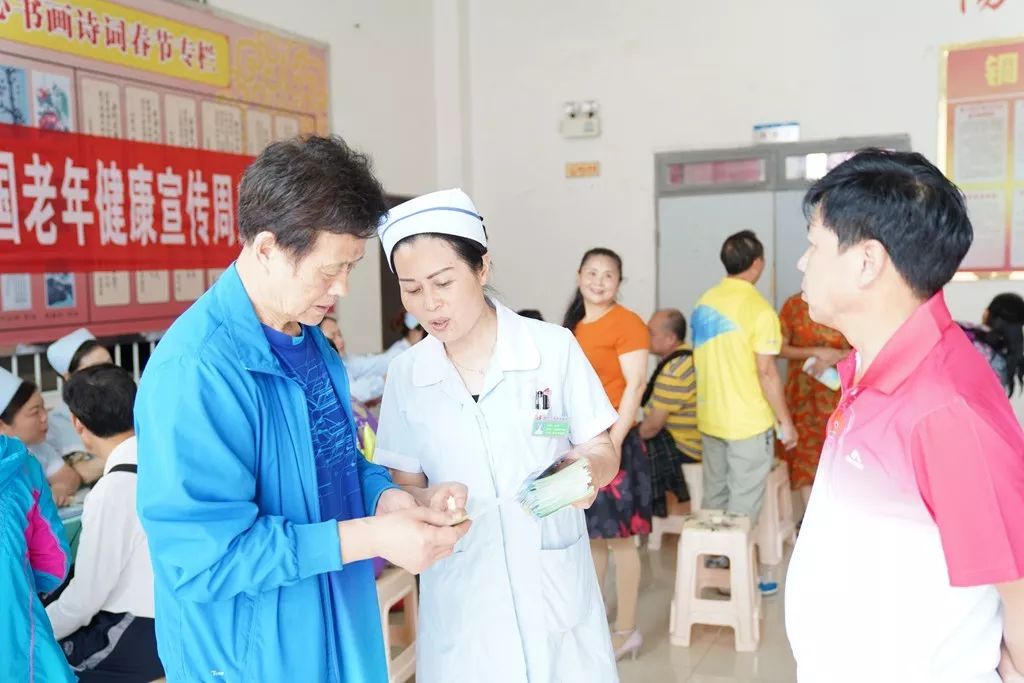 铜仁市妇幼保健院积极开展老年健康宣传周义诊活动