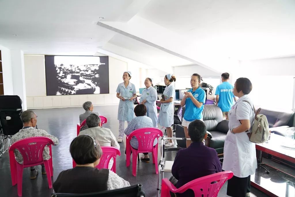 铜仁市妇幼保健院积极开展老年健康宣传周义诊活动
