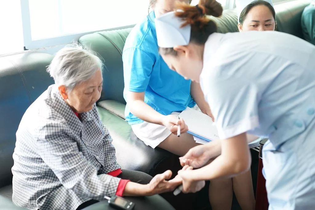 铜仁市妇幼保健院积极开展老年健康宣传周义诊活动