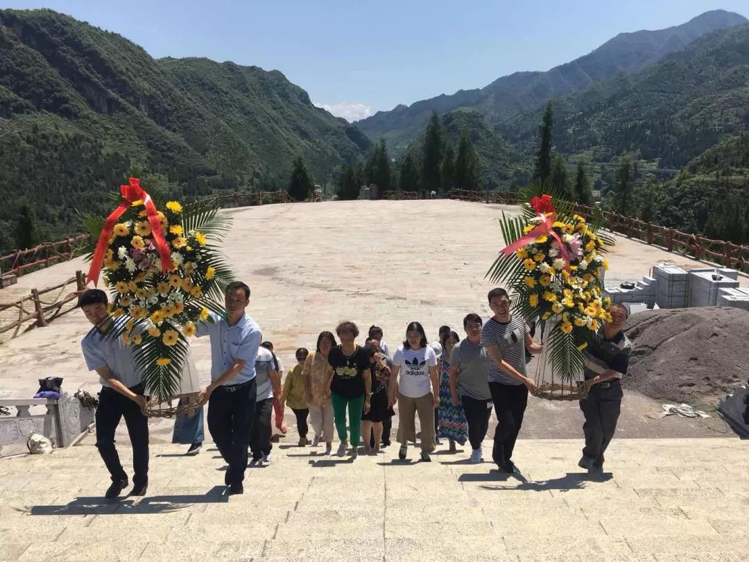 不忘初心 牢记使命丨铜仁市妇幼保健院党支部在困牛山烈士纪念碑前重温入党誓词