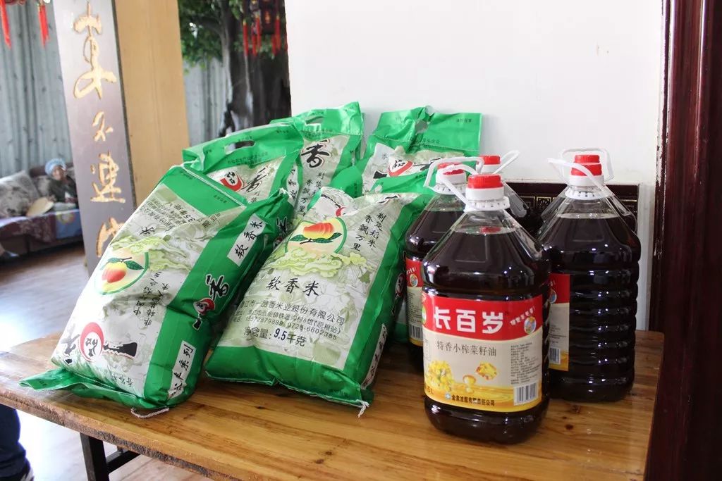 中共铜仁市妇幼保健院总支部委员会走进逸馨园养老院开展“不忘初心、牢记使命”志愿服务活动