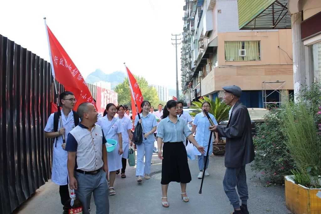 中共铜仁市妇幼保健院总支部委员会走进逸馨园养老院开展“不忘初心、牢记使命”志愿服务活动