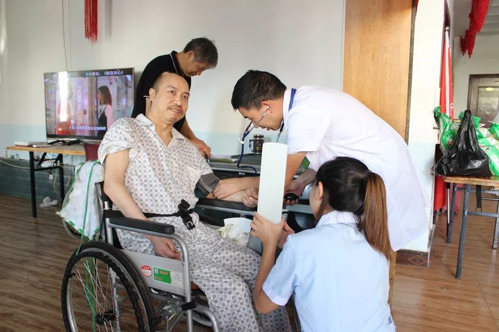 中共铜仁市妇幼保健院总支部委员会走进逸馨园养老院开展“不忘初心、牢记使命”志愿服务活动