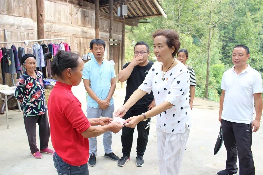 中共铜仁市妇幼保健院总支部委员会深入帮扶村开展“不忘初心、牢记使命”主题教育宣讲慰问活动