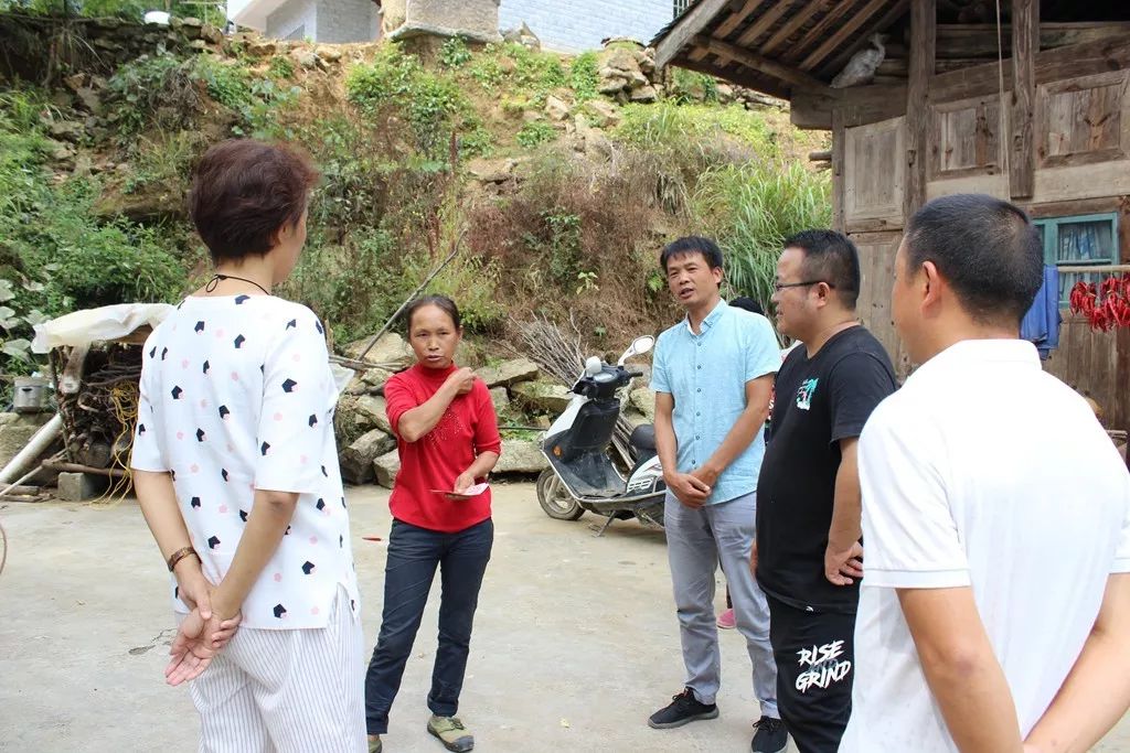 中共铜仁市妇幼保健院总支部委员会深入帮扶村开展“不忘初心、牢记使命”主题教育宣讲慰问活动
